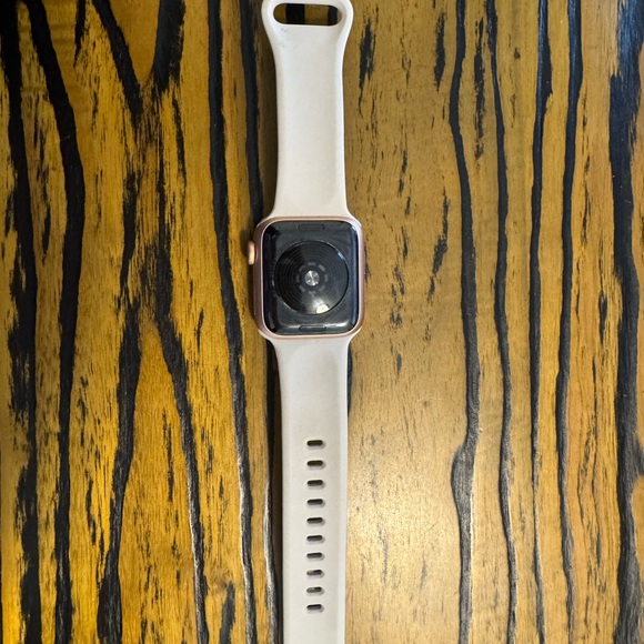 Apple Watch SE Smartwatch - battery lasts only one day - Picture 4 of 8
